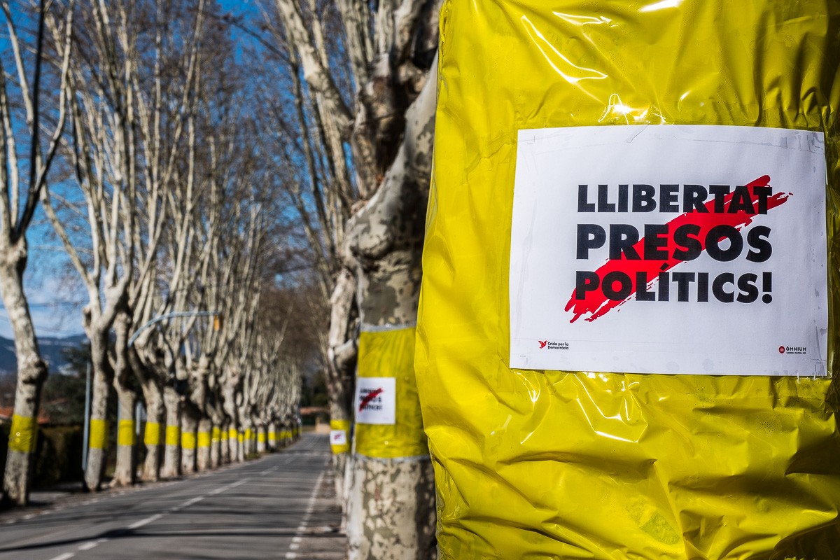 Llaços grocs i cartells recorden la presència de presos polítics a Catalunya