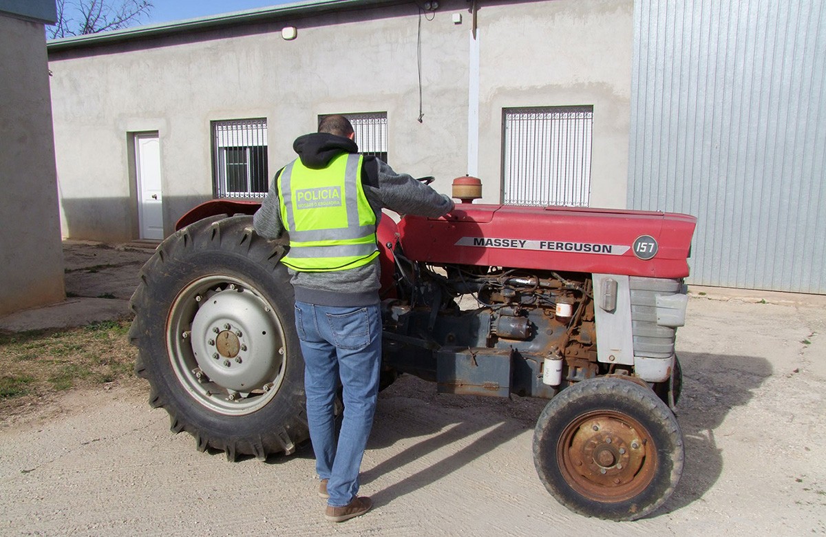 Un agent dels Mossos amb un dels tractors robats.