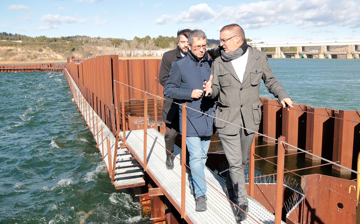 El secretari d'Estat de Medi Ambient, Hugo Morán, a l'esquerra, acompanyat per l'alcalde de Flix, Marc Mur, en la visita a la represa dels treballs de descontaminació. 