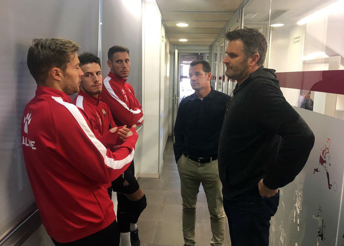  Curt Onalfo, un dels propietaris del Reus, parlant amb jugadors del primer equip, en una imatge d'arxiu 