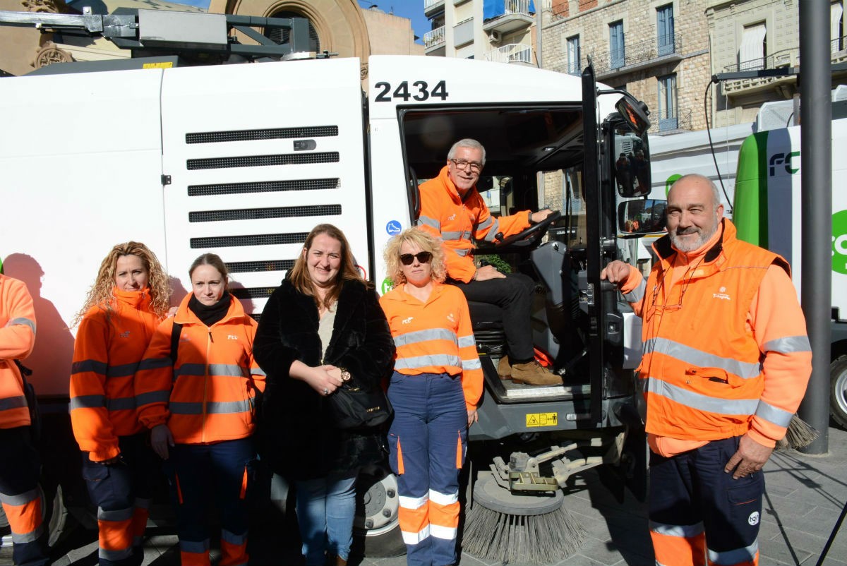 L'alcalde de Tarragona, al volant d'una màquina de la neteja 