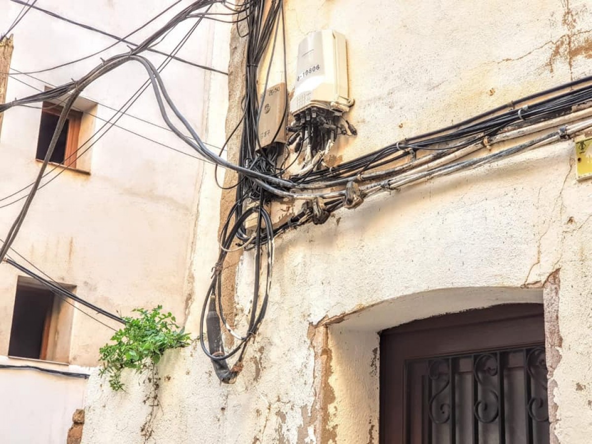 Alguns dels cables elèctrics penjats de les façanes de Tortosa.