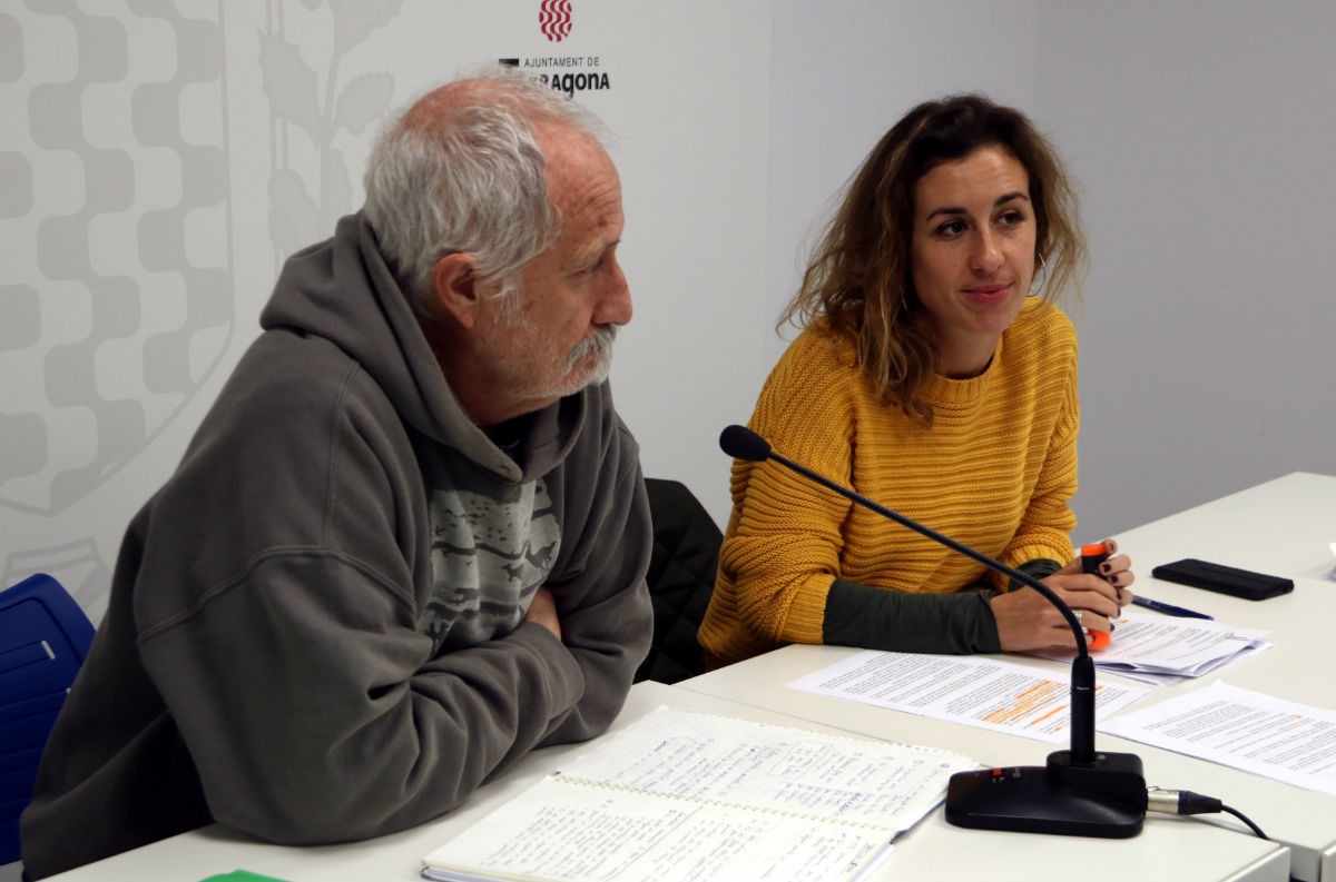 Laia Estrada i Jaume López, parlant de l'auditoria de servei del contracte de la brossa. 