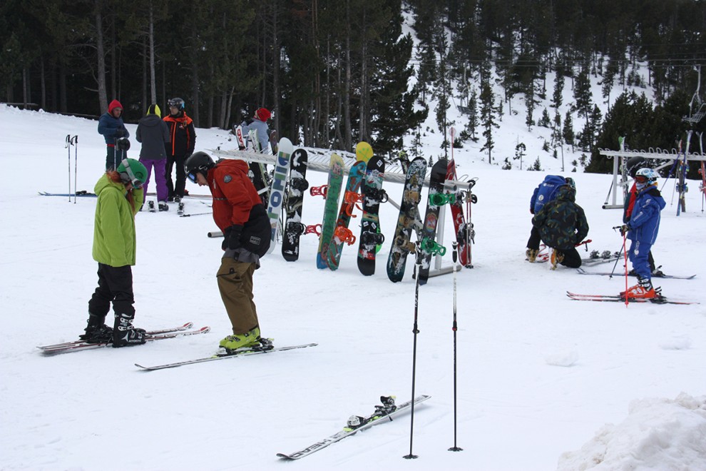 Un grup d'esquiadors preparant-se per practicar l'equí a Port Ainé