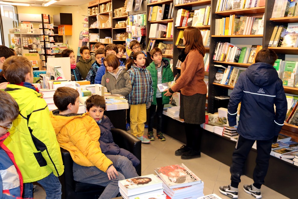 Els alumnes de l'escola Valldeflors visitant una llibreria de Tremp