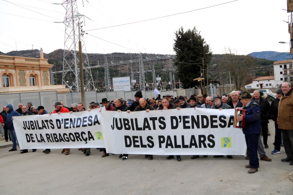 Jubilats d'Endesa del Pallars, en imatge d'arxiu, en una manifestació a la Pobla de Segur