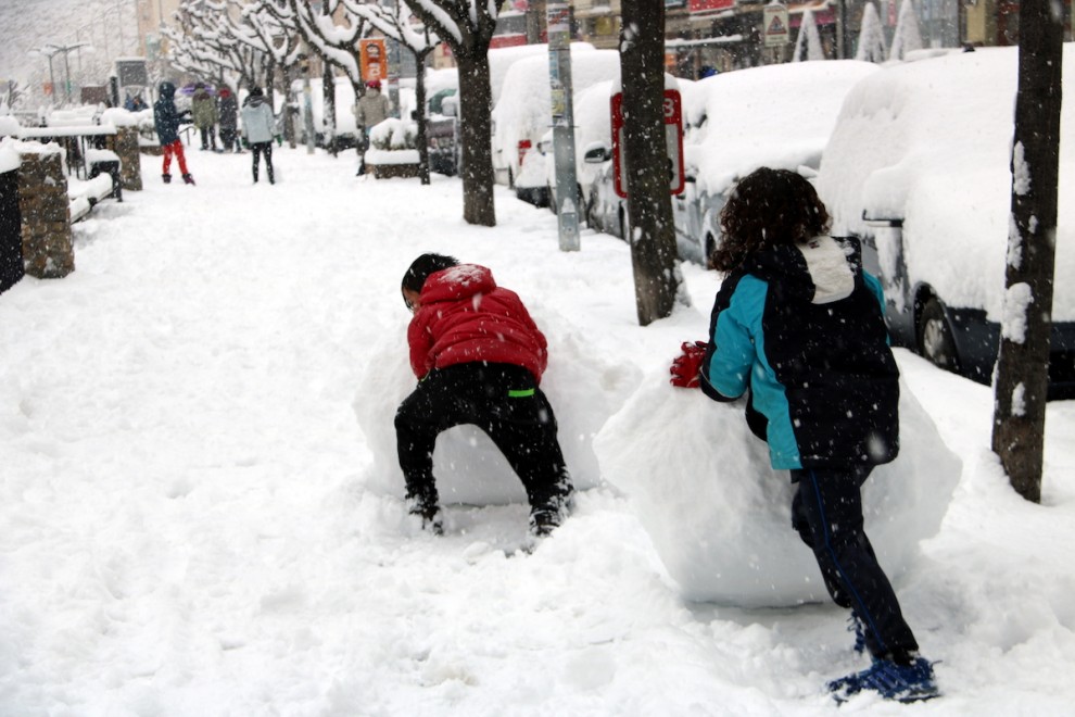 Dos infants jugant amb la neu aquest dimecres a Sort