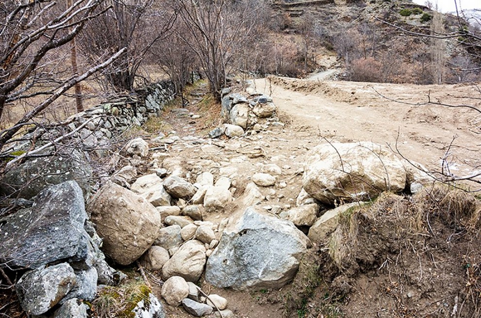 La nova pista es creua amb el camí antic de la població 