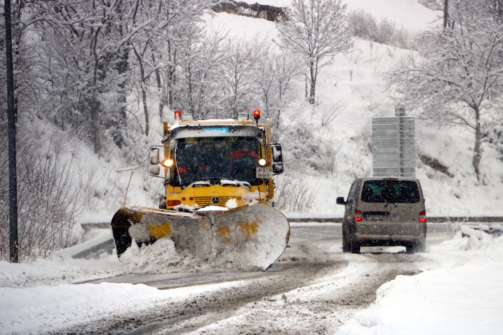 Carretera amb neu, acabada de netejar