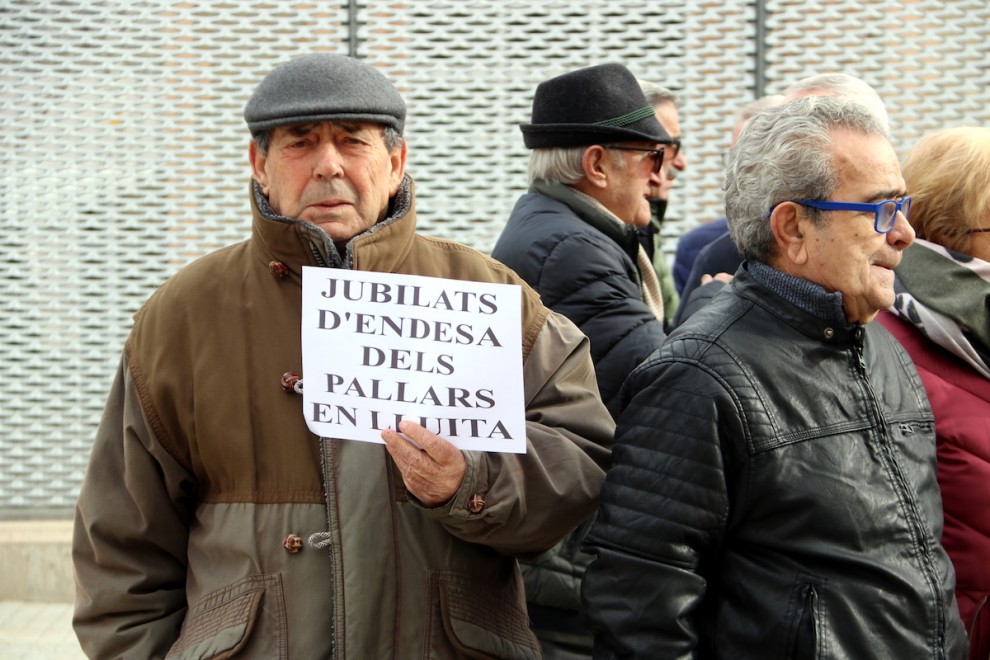 Un jubilat d’Endesa del Pallars en una manifestació