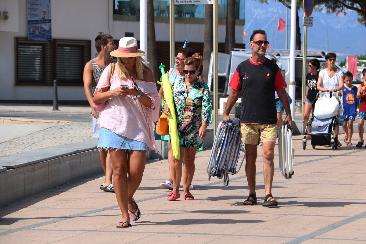 Turistes passejant al Passeig Marítim de Cambrils.
