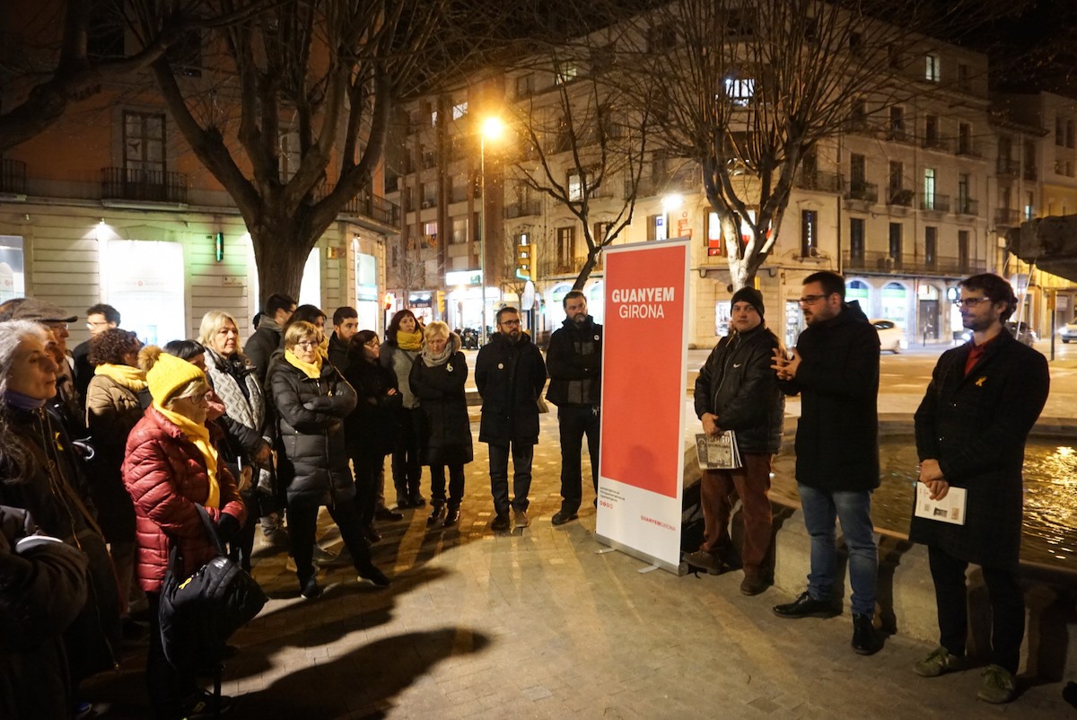 Prop de 50 persones es van reunir a la Plaça Marquès de Camps, escenari d’un dels últims bombardeigs sobre Girona.