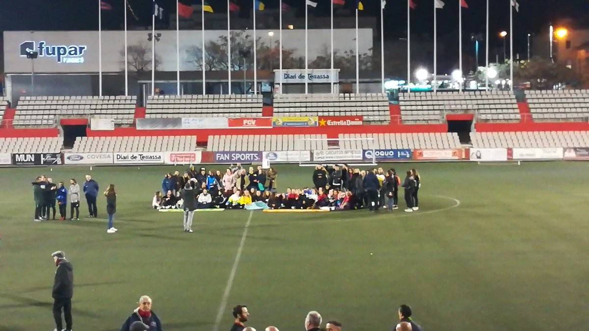 Les noies del Terrassa FC i del EF Viladecavalls assegudes per rebutjar els insults sexistes. 