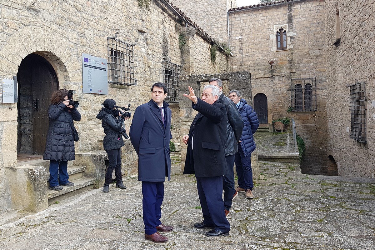 Marc Castells i Josep Tarín en un dels patis interiors del Castell de Talamanca