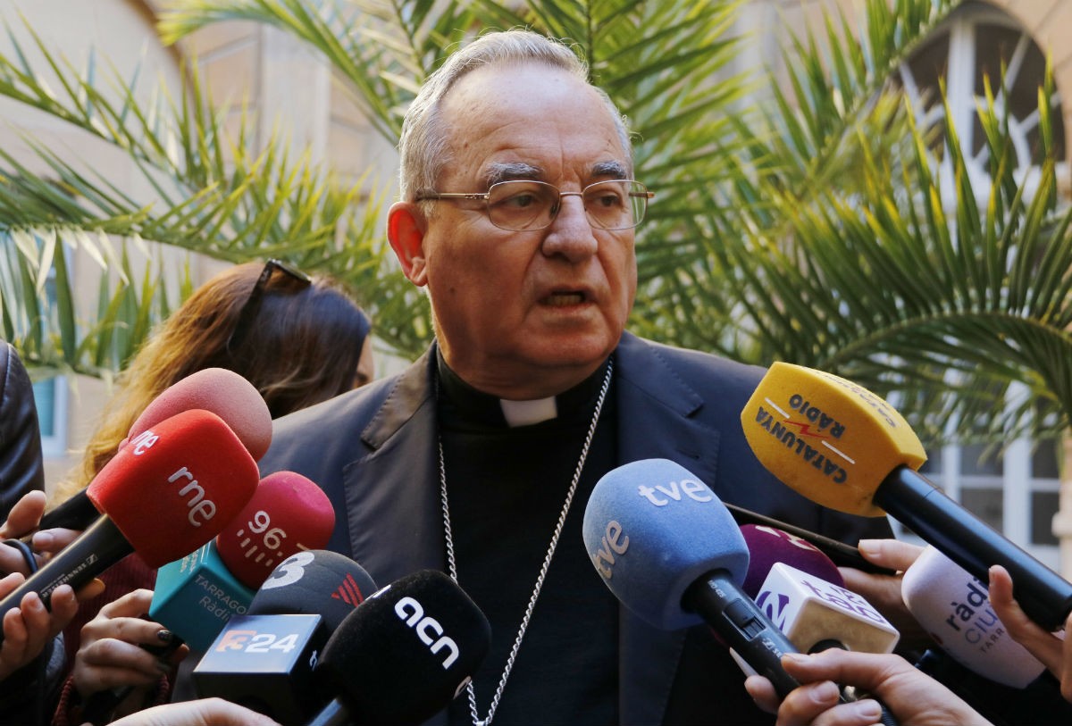 L'arquebisbe de Tarragona, Jaume Pujol, atenent els mitjans de comunicació 