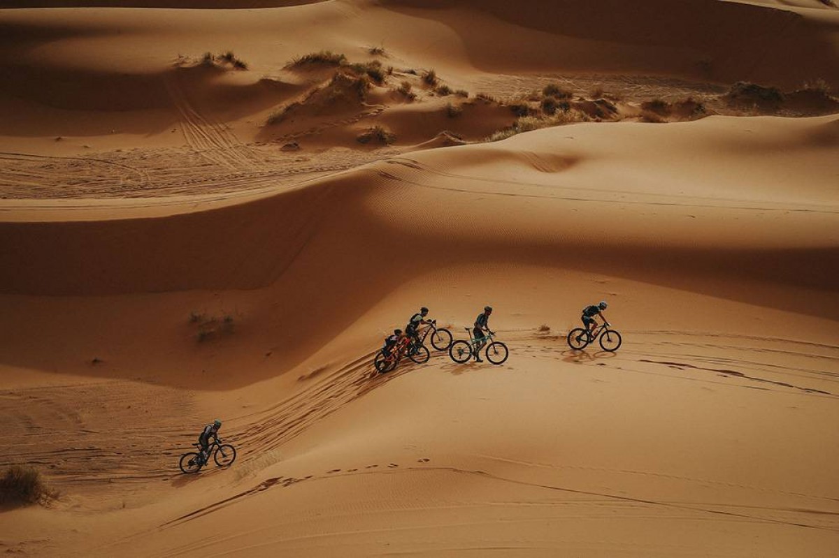 Els ciclistes de la Titan Desert 2018 a les dunes del desert