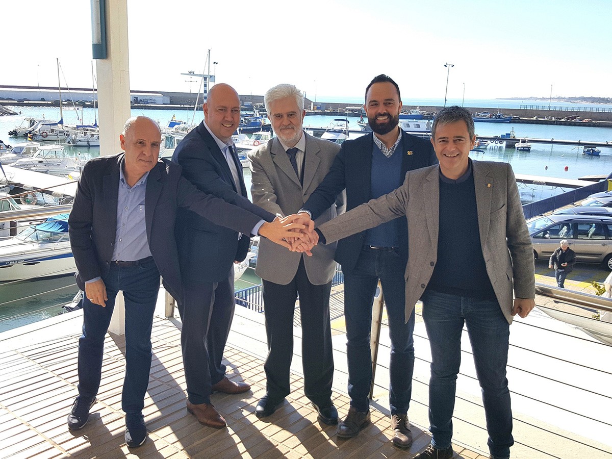 Els alcaldes de l'Ampolla, la Ràpita, Alcanar i l'Ametlla, amb el president del Patronat de Turisme de la Diputació, després de signar el conveni.