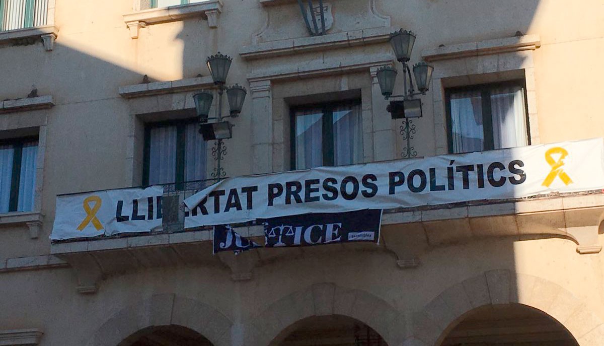 Les pancartes penjades a la façana de l'Ajuntament d'Amposta.