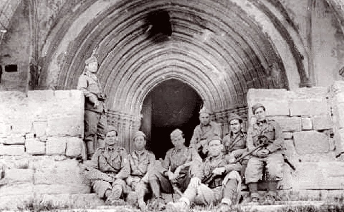 Imatge d'arxiu dels soldats de la Divisió Littorio a les portes del Convent de la Mare de Déu dels Àngels d'Horta de Sant Joan.