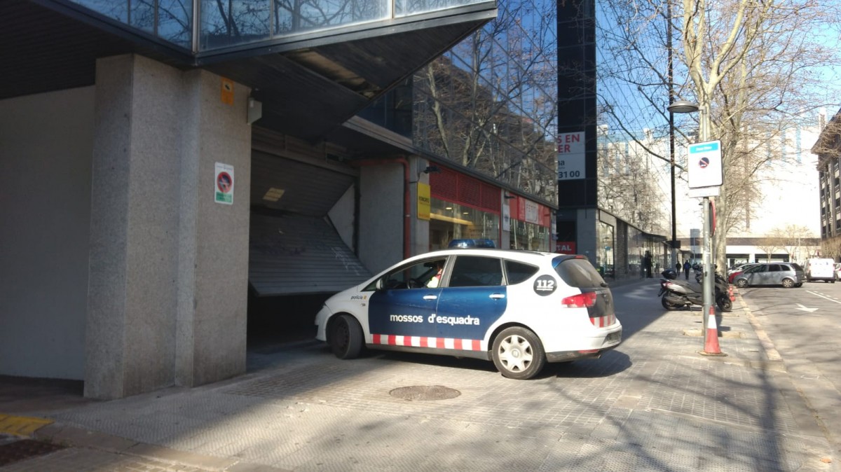 Un cotxe dels Mossos entrant aquest migdia al jutjat de Sabadell