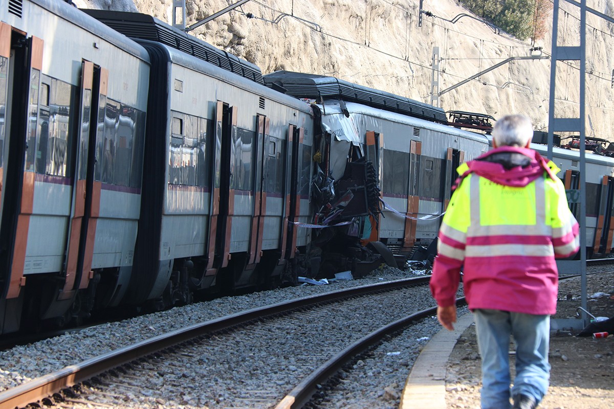 Un operari d'Adif junt als trens accidentats. 