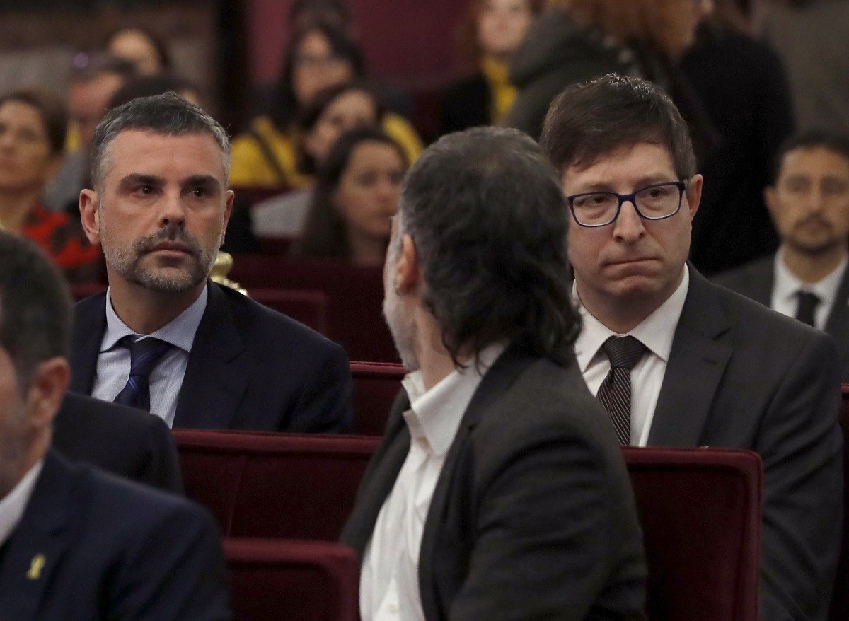 Carles Mundó, al costat de Santi Vila, durant la primera sessió del judici al Suprem