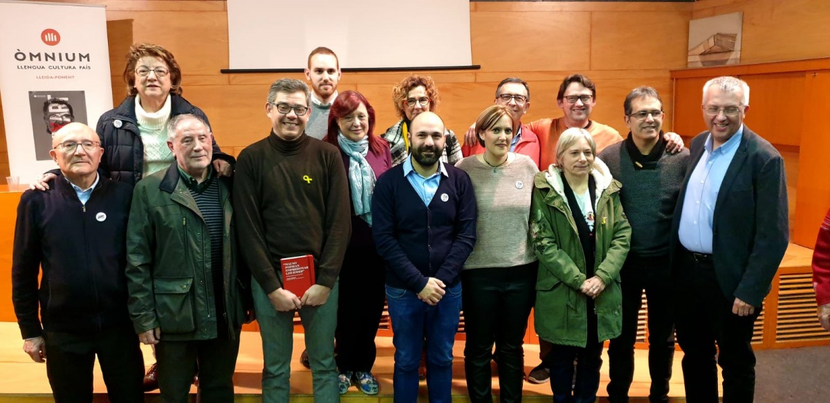 Foto de família de la nova directiva d'Òmnium a Lleida