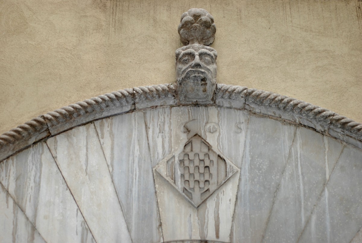 Detall de la façana de l'Ajuntament de Girona.