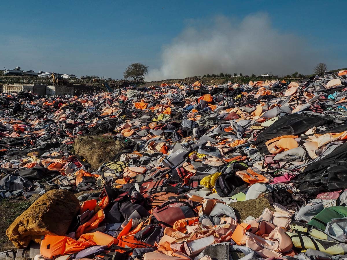 A Lesbos s'acumulen milers d'armilles salvavides utilitzades per refugiats
