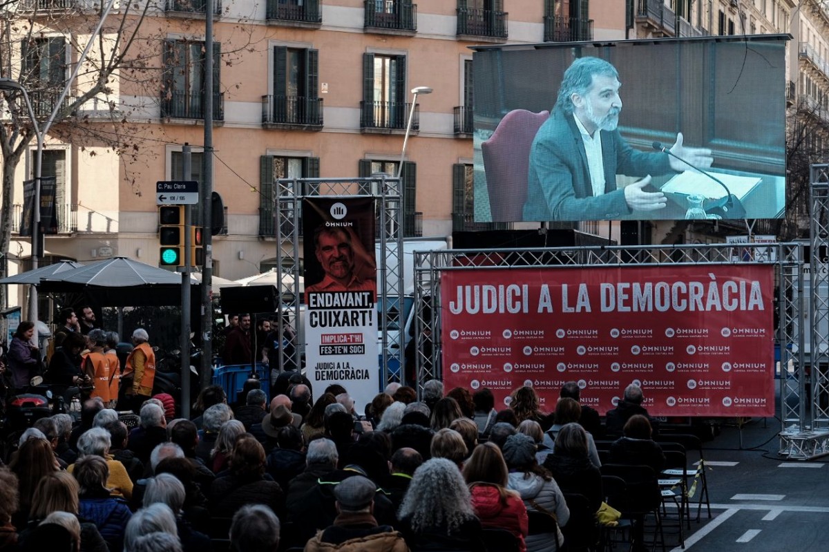 Seguiment de la declaració de Jordi Cuixart davant la seu d'Òmnium, al carrer de la Diputació de Barcelona