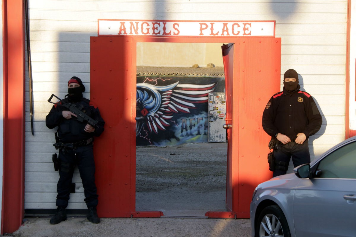 Dos agents dels Mossos d'Esquadra custodiant la seu dels Hells Angels Tarraco, a Vila-seca