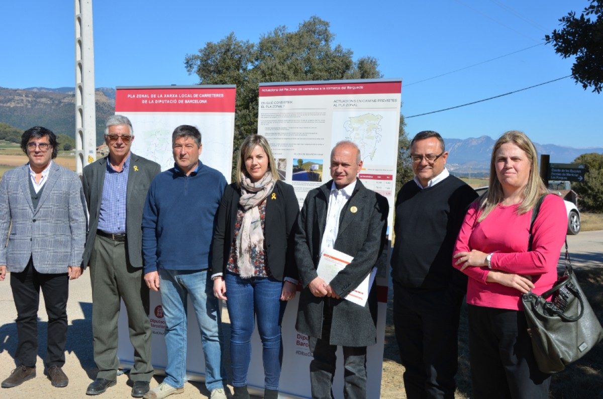 Alcaldes i president del consell comarcal amb el diputat Jordi Fàbrega en la presentació del pla zonal de carreteres.