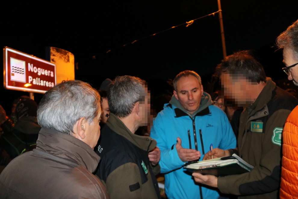 Raimon Monterde conversa amb els Agents Rurals que van notificar l’aturada de les obres