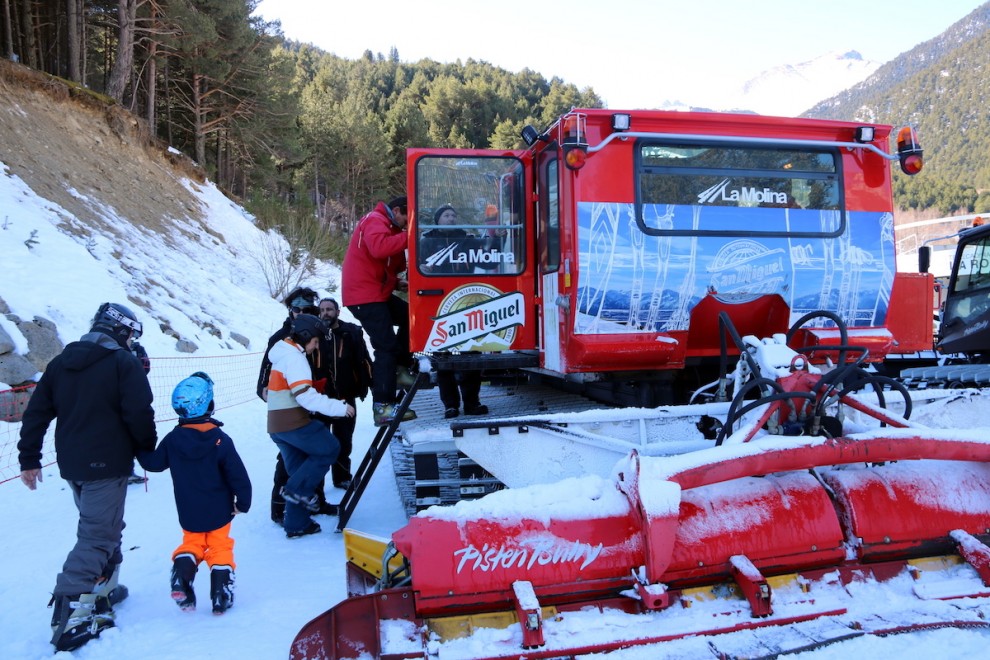 Un grup d'esquiadors pujant a una màquina trepitjaneu que els portarà a la cota 2.000