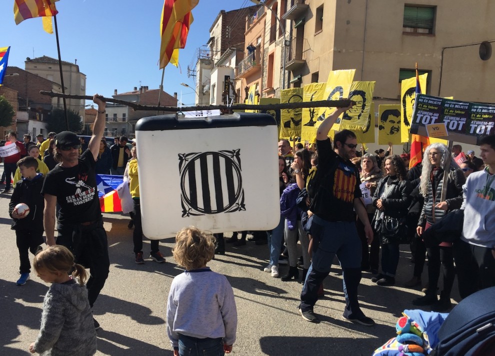 Manifestants portant una urna gegant a la concentració de Tremp