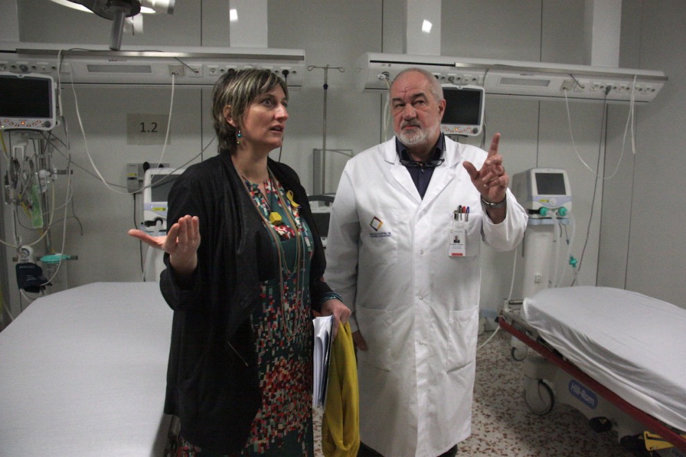 Alba Vergés, a l'Hospital de Cerdanya, amb el director del centre
