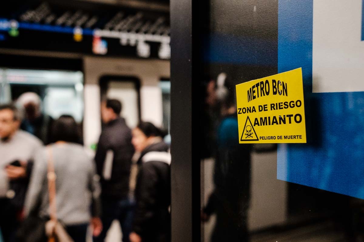 Una enganxina alerta de a presència d'amiant al metro de Barcelona