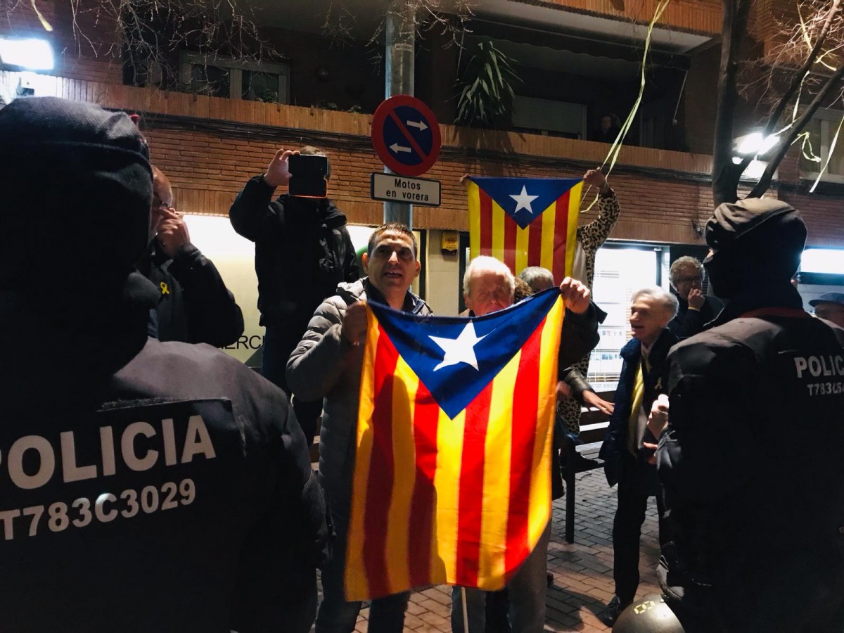 Acte de protesta contra Borrell a les portes del Teatre Principal. 