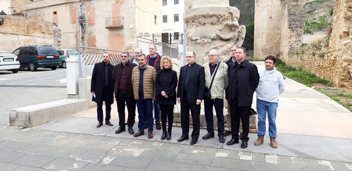Els representants de l'Ajuntament de Tortosa i de la Germandat de Sacerdots Operaris Diocesans davant del col·legi dels Josepets.