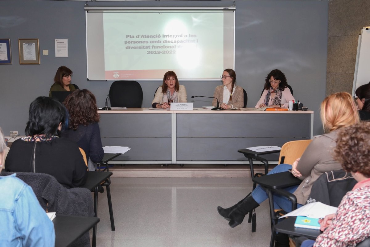 Marta García, al centre, durant la presentació del Pla d'atenció a la Diversitat Funcional