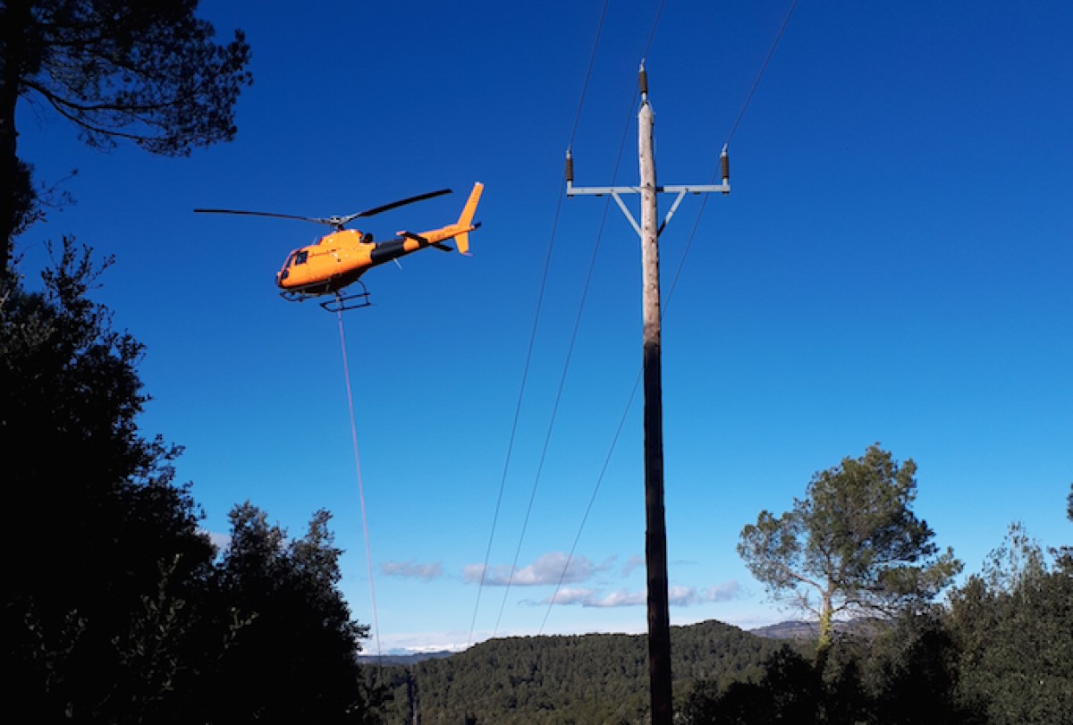 Imatge de l'helicòpter durant els treballs de renovació de la línia elèctrica a Sant Llorenç del Munt. 