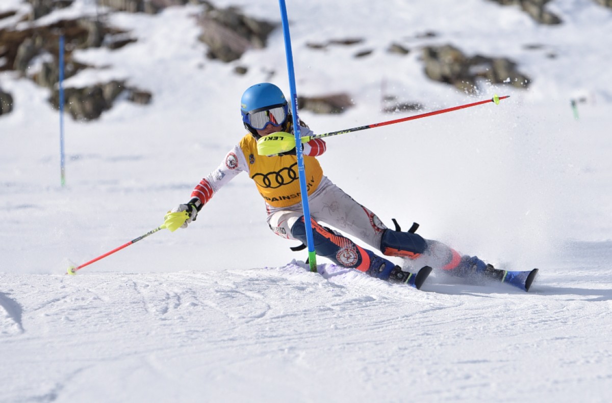 Una esquiadora fent un descens 