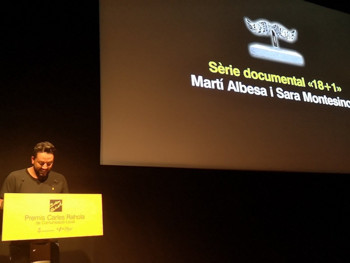 Karim El Garraf, de GironaAcull, ha rebut el premi en nom de Sara Montesinos i Martí Albesa.
