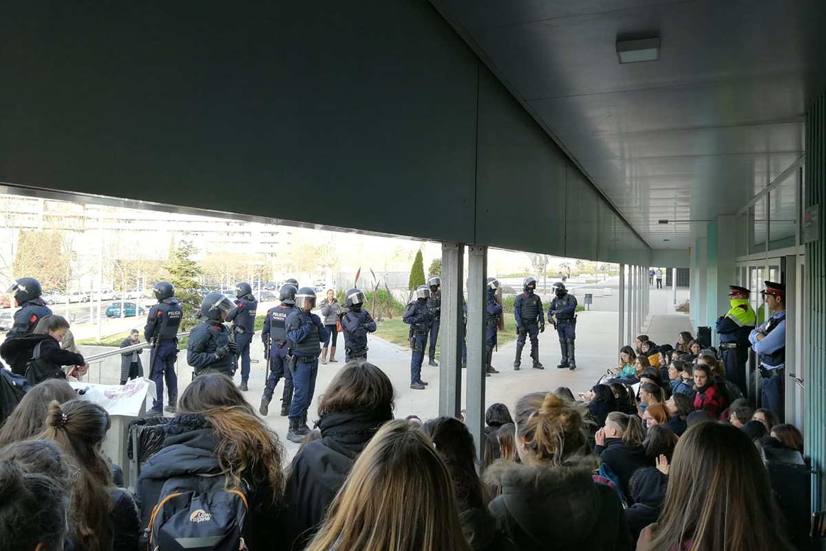 Important presència policial al Mercadona davant la vaga feminista del 8-M de 2019