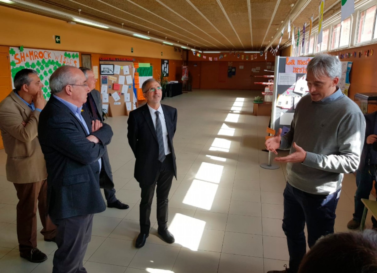 El conseller Bargalló, durant la visita a l'Institut Cumella