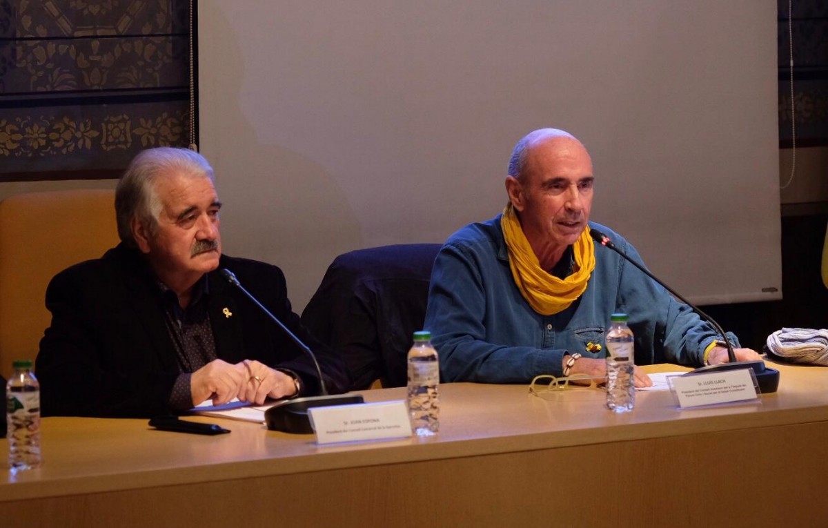 Joan Espona i Lluís Llach durant la presentació al Consell Comarcal.