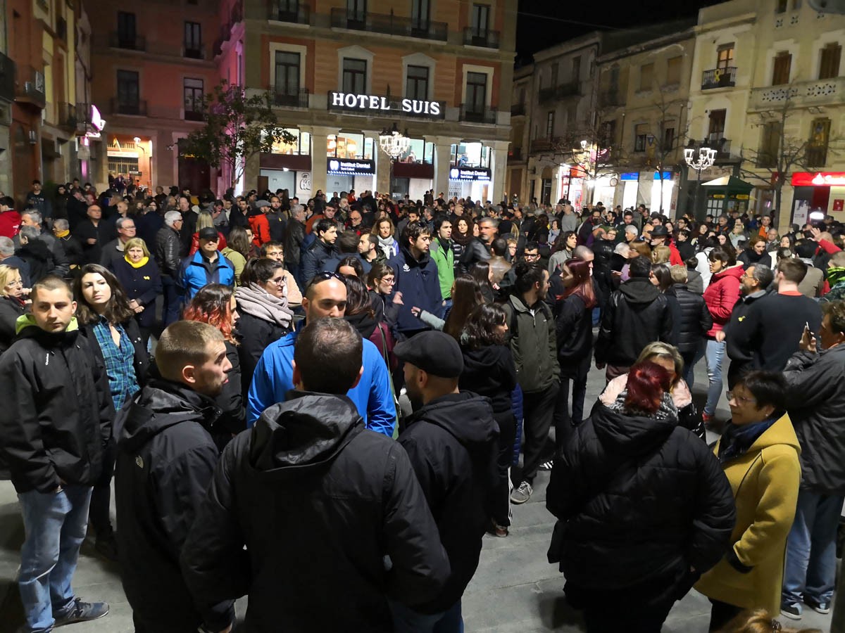 Al voltant de cinc-centes persones aquest vespre a la plaça de la Vila de Sant Celoni per condemnar l'agressió feixista de la matinada