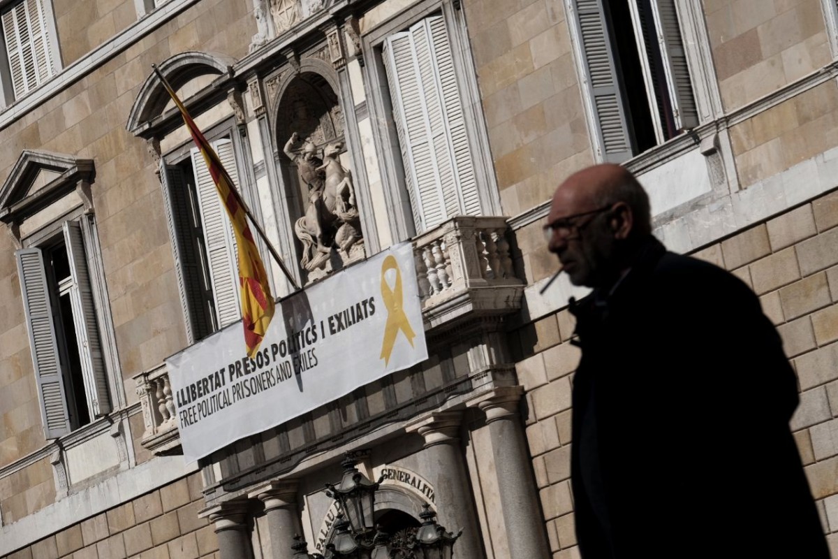 La pancarta amb el llaç groc es mantenia aquest dimarts matí al Palau de la Generalitat