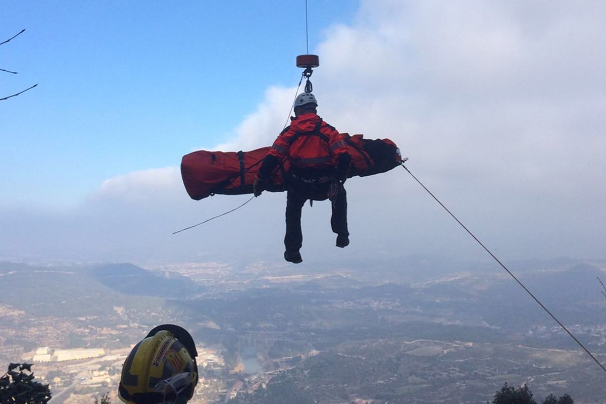 Bombers evacuen una excursionista ferida prop del Monestir de Montserrat en helicòpter