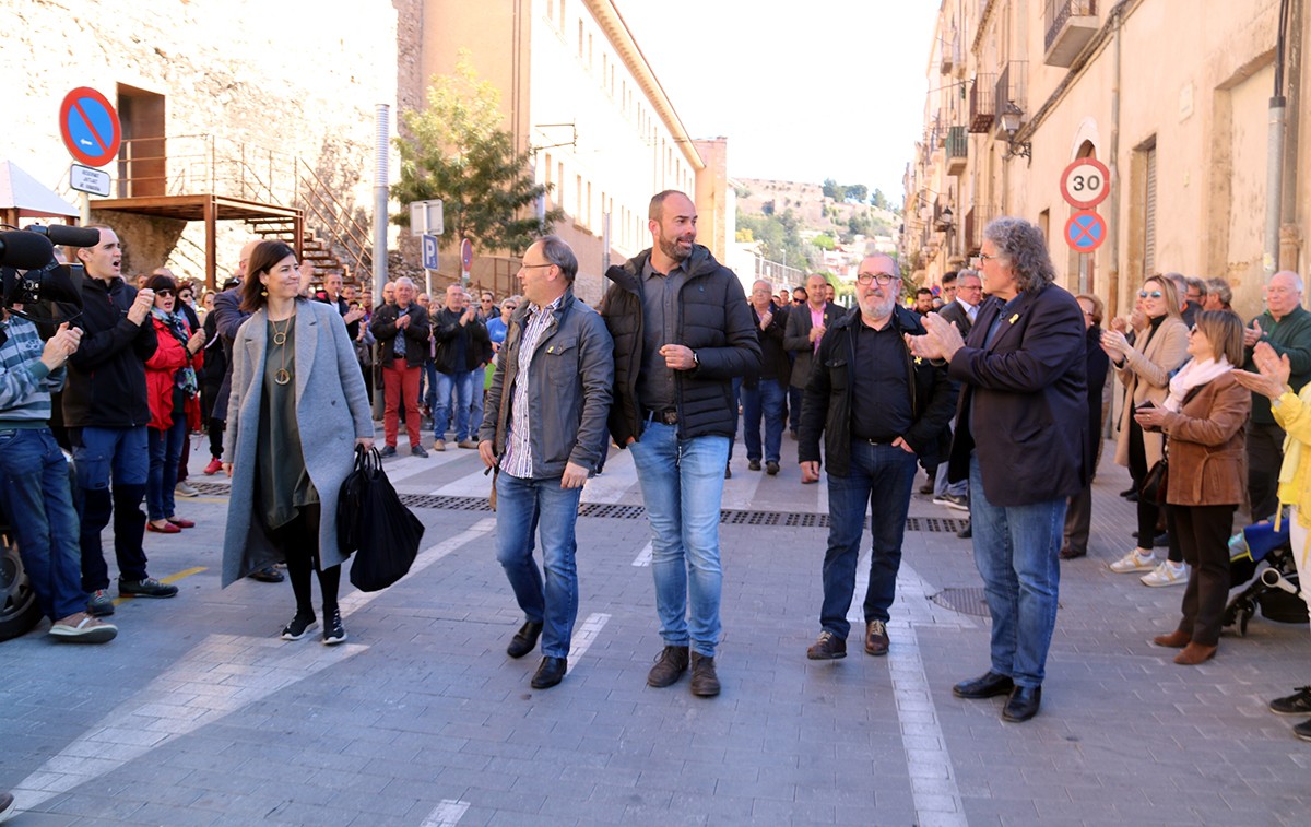 L'alcalde de Roquetes, Paco Gas, el regidor Francesc Ollé i el treballador Ivan Garcia, acompanyats de la seva advocada i el diputat Joan Tardà, rebent l'escalf de desenes de persones camí del jutjat de Tortosa